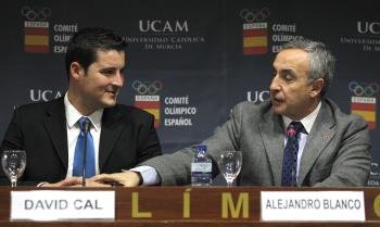 El palista gallego David Cal, quíntuple medallista olímpico, junto al el presidente del COE, Alejandro Blanco (Foto: EFE)