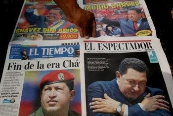 Un hombre toma un diario con la noticia del fallecimiento del presidente de Venezuela, Hugo Chávez (Foto: EFE)