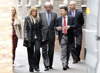 La delegada del Gobierno en Madrid, Cristina Cifuentes, el jefe de la Casa del Rey, Rafael Spottorno y el gerente de la clínica La Milagrosa.