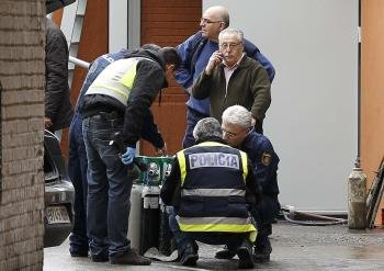 Agentes de Policía examinan unas botellas de oxígeno en la clínica madrileña de La Milagrosa, donde se encuentra ingresado el rey Juan Carlos.