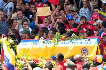 Seguidores emocionados rodean el feretro de Hugo Chávez en su camino hacia la Academia Militar. (Foto: CARLOS HERNANDEZ)