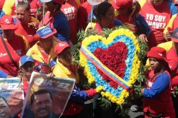 Un grupo de seguidores de Chávez, ayer en Caracas con una corona de flores en forma de corazón. (Foto: MR.)