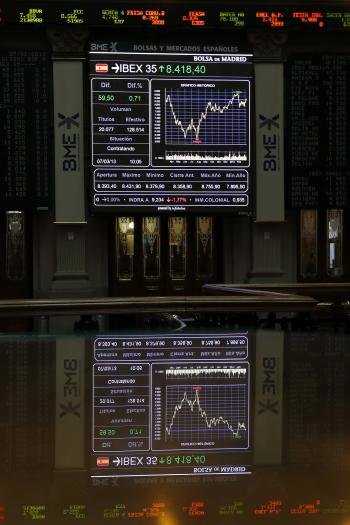 Monitor informativo en la bolsa de Madrid que muestra la evolución del principal indicador de la Bolsa española (Foto: efe)