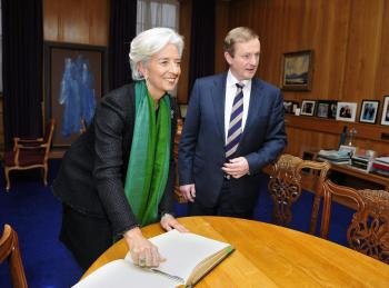 La directora gerente del Fondo Monetario Internacional (FMI), Christine Lagarde (izq), posa junto al primer ministro irlandés, Enda Kenny.