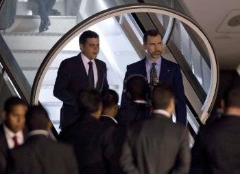 El príncipe de Asturias Felipe de Borbón a su llegada hoy al aeropuerto de Maiquetía, en Caracas, Venezuela.