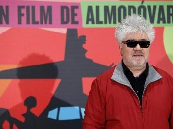 El realizador manchego Pedro Almodóvar aterriza en los estrenos de cine con la comedia coral 'Los amantes pasajeros'.