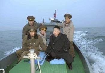 Fotografía distribuida por la agencia Yonhap que muestra al líder norcoreano, Kim Jong-un (d), a bordo de un barco durante una visita a una unidad militar situada en una isla muy próxima a Corea del Sur.