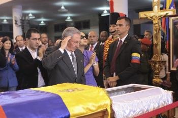  Raúl Castro, saludando al cuerpo del fallecido presidente de Venezuela, Hugo Chávez.