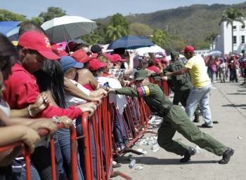 Miles de venezolanos hicieron cola ayer toda la jornada para despedir a Chávez en la Academia Militar. (Foto: DAVID FERNÁNDEZ)