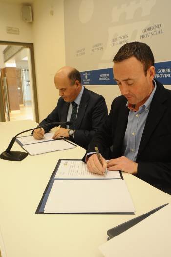 Manuel Baltar y Luis Lamas firman el convenio de compostaje. (Foto: MARTIÑO PINAL)