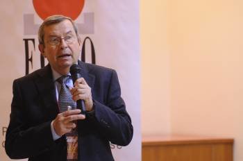 El ponente, el catedrático Miguel Pocoví, durante la intervención que realizó en Expourense.  (Foto: MARTIÑO PINAL)