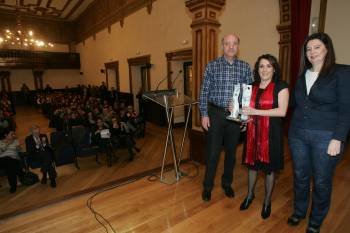 Ana Barrios recolleu o premio Clara Campoamor de man de Agustín Fernández e Marga Martín. (Foto: MARCOS ATRIO)