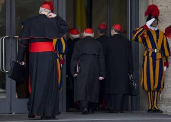 Un grupo de cardenales, llegando a la reunión preparatoria del cónclave. (Foto: MASSIMO PERCOSSI)