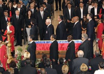 El príncipe Felipe, primero por la derecha, junto a otros jesfes de Estado y de Gobierno durante la tercera guardia de honor junto al féretro de Chávez. (Foto: F. GÓMEZ)