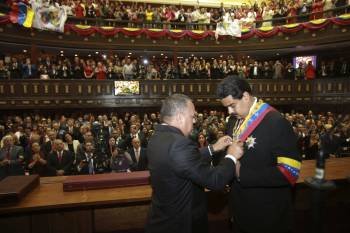 El presidente de la Asamblea Nacional coloca la banda presidencial a Nicolás Maduro.