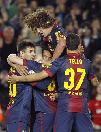 Los jugadores del Barcelona celebran el segundo gol, el de Messi en el minuto 88. (Foto: ANDREU DALMAU)