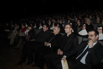 Público en la primera jornada del Festival de la Canción Misionera. En el centro el obispo, Leonardo Lemos. (Foto: MIGUEL ÁNGEL)