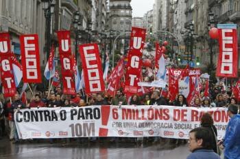 Cabecera de la manifestación convocada por CC.OO. y UGT y que recorrió las calles del centro de Vigo. (Foto: SALVADOR SAS)