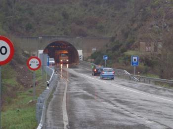 Uno de los carriles del túnel de Covas permanecía ayer cortado, a causa de las obras. (Foto: J.C.)