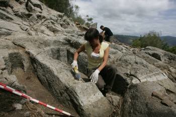 Una estudiante de arqueología realiza tareas de excavación en el yacimiento de Barxacova, en 2011. (Foto: MARCOS ATRIO.)