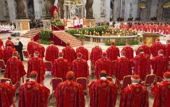 Los 115 cardenales asisten a la misa votiva 'Pro eligendo Pontifice' previa al comienzo del cónclave.