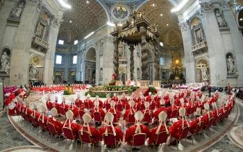 Imagen cedida por el periódico del Vaticano Osservatore Romano de los cardenales en la basílica de San Pedro  (Foto: EFE)