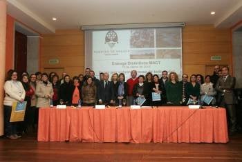 Los galardonados, con los alcaldes de la comarca, la secretaria xeral de Turismo y el presidente de la Diputación. (Foto: MARCOS ATRIO)