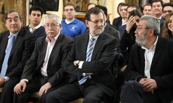 Joan Rosell (CEOE), Fernández Toxo (CC.OO.), Mariano Rajoy y Cándido Méndez (UGT). (Foto: J.J. GUILLÉN)