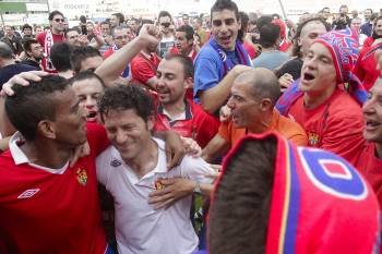 Luisito, rodeado de futbolistas y aficionados en el campo deO Couto el díadel ascensoa Segunda B. (Foto: MIGUEL ÁNGEL)
