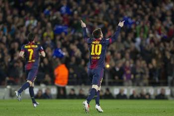 Messi celebra el gol que ha marcado al  Milan con David Villa a su lado. (Foto: ALEJANDRO GARCÍA)