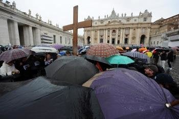 Centenares de feligreses permanecen atentos en la Plaza de San Pedro del Vaticano durante la segunda jornada de Cónclave  (Foto: EFE)