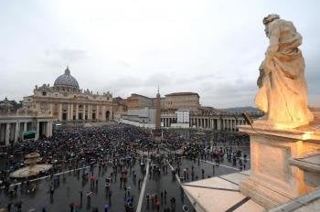 Centenares de feligreses se congregan en la Plaza de San Pedro del Vaticano durante la segunda jornada de Cónclave (Foto: EFE)