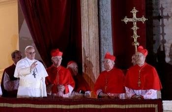 El cardenal argentino Jorge Mario Bergoglio (2i) sale al balcón tras ser elegido hoy nuevo Papa en la plaza de San Pedro de la ciudad del Vaticano (Foto: EFE)