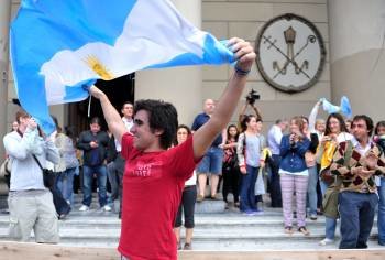 Un grupo de argentinos celebra la proclamación de su compatriota como nuevo pontífice. (Foto: E. GARCÍA MEDINA)