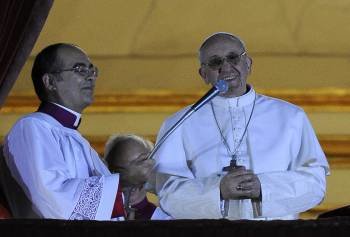 El papa Francisco I saluda a los miles de fieles en Roma. (Foto: ANDREA SOLERO)