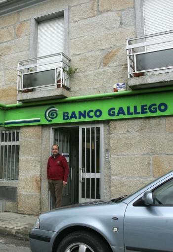 El director de la sucursal atracada en A Merca, a las puertas del local. (Foto: MARCOS ATRIO)