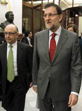 Mariano Rajoy llega al Congreso acompañado de Cristóbal Montoro. (Foto: J.J. GUILLÉN)
