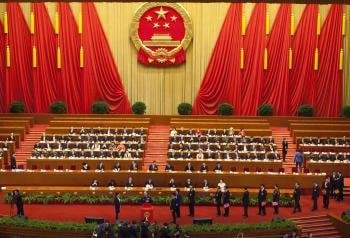 Los delegados chinos hacen cola para votar al nuevo líder chino durante la 12ª Asamblea Nacional del Pueblo (ANP).