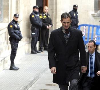 El duque de Palma, Iñaki Urdangarin, saliendo de los juzgados de Palma. (Foto: ARCHIVO)
