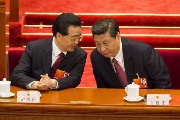 Hu Jintao y Xi Jinping charlan durante la sesión plenaria del Congreso Nacional del PCCh.  (Foto: ADRIAN BRADSHAW)