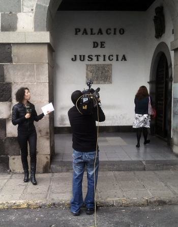 Una treintena de periodistas de medios de comunicación de todo el país aguardan a la puerta de la Audiencia de Las Palmas a que se haga pública la sentencia de 'caso Kárate'.