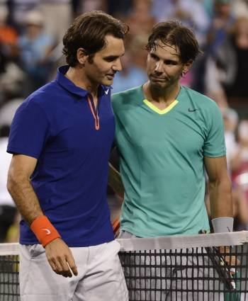 Nadal y Federer, nada más finalizar el partido. (Foto: JOHN MABANGLO)