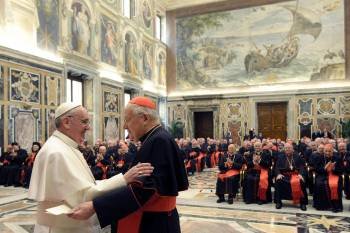El papa Francisco saluda al cardenal italiano Angelo Sodano durante su encuentro con los cardenales en la sala Clementina del Vaticano. (Foto: OSSERVATORE ROMANO)