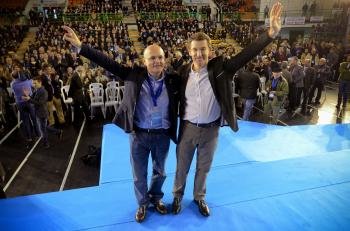 Baltar y Feijóo saludan ante los congregados en el Congreso del PP de Ourense. (Foto: Brais Lorenzo)
