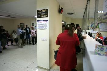 Pacientes aguardando por una cita en el CHUO. (Foto: ARCHIVO)