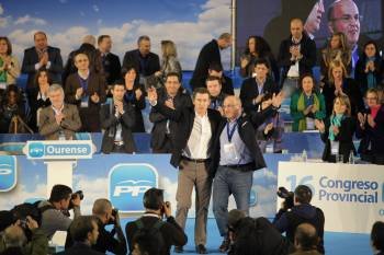 Núñez Feijóo y Manuel Baltar saludan a la militancia al término de la convención. Detrás, la nueva ejecutiva del PP de Ourense. (Foto: JOSÉ PAZ)