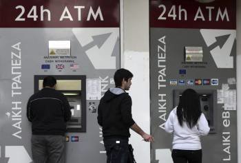 Tras la decisión del Eurogrupo numerosos chipriotas acudieron a sacar dinero de los cajeros del país.  (Foto: K. CRISTODOLOU)