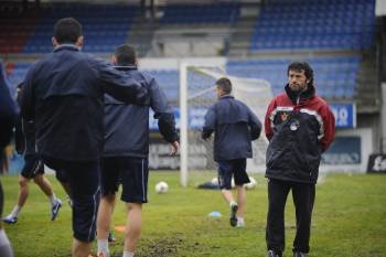 Luisito, gesto serio, observa a sus futbolistas, ayer durante el entrenamiento del Ourense en el campo de O Couto. (Foto: MARTIÑO PINAL)