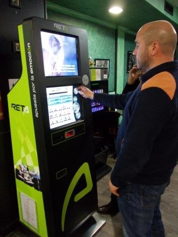 Un usuario elige su apuesta en una máquina.