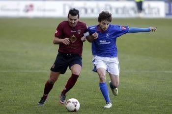 Alfredo disputa la pelota con el ourensano del Pontevedra Moisés Pereiro.